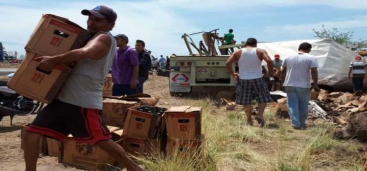 Aplican rapiña a tráiler con cerveza