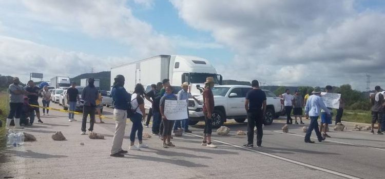 Bloquean Carretera Federal 15 familiares de desaparecidos en Guaymas