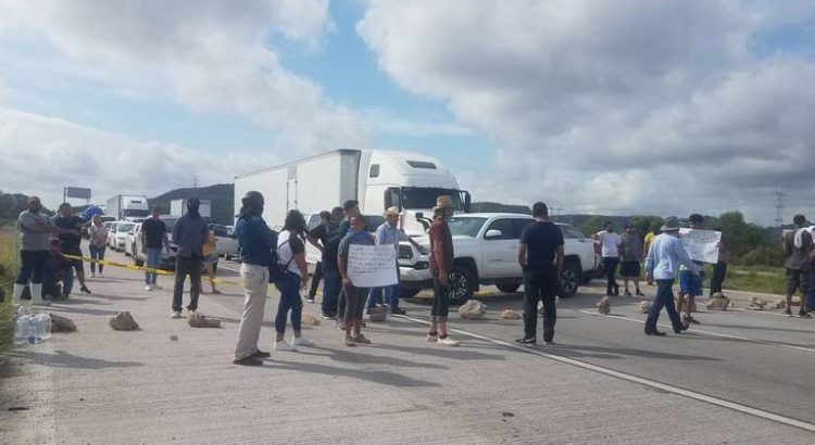 Bloquean Carretera Federal 15 familiares de desaparecidos en Guaymas