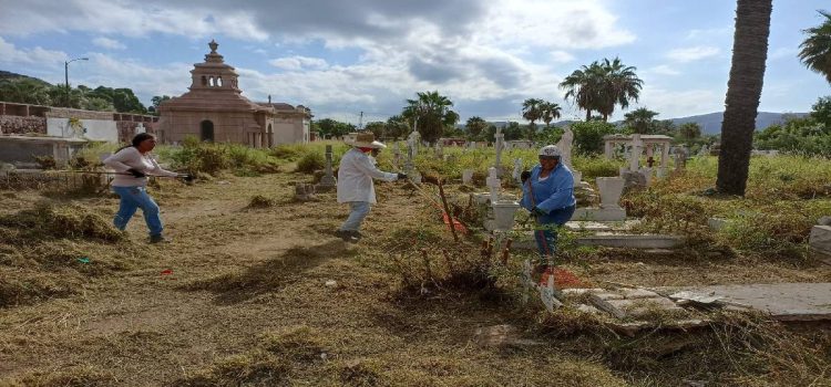 Refuerzan limpieza de panteones para 10 de mayo en Guaymas