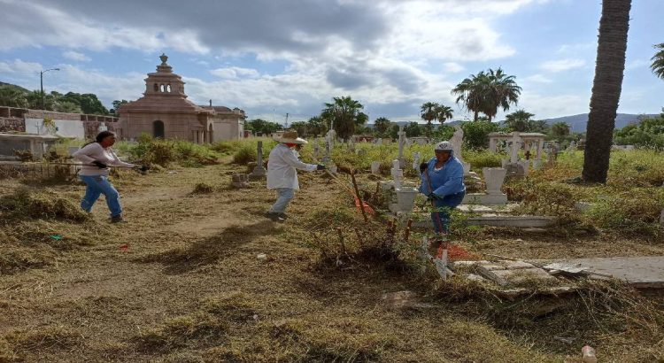 Refuerzan limpieza de panteones para 10 de mayo en Guaymas