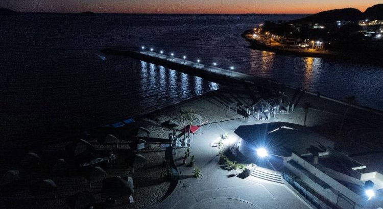 Instalan lámparas solares en playa ‘El Veneno’ en Guaymas