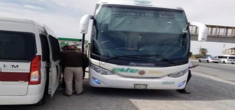 Ubican a casi 200 migrantes en buses en Sonora