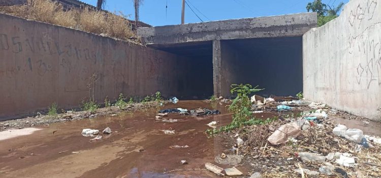 Siguen sin atender fuga de agua en colonia 5 de Mayo en Guaymas