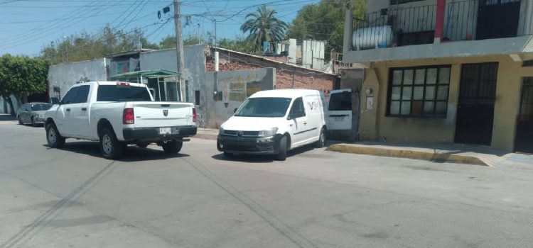 Hallan un hombre muerto en su patio