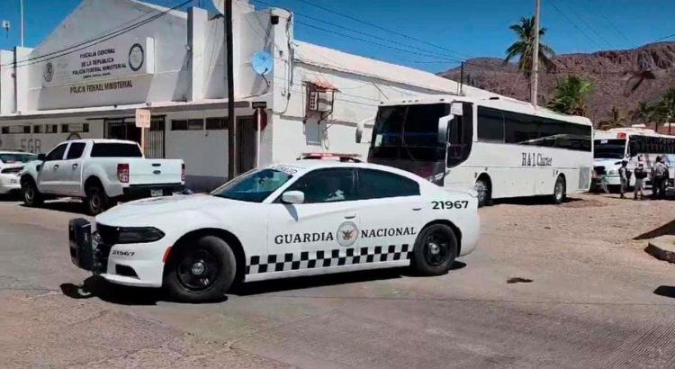 Localizan autobús con 129 migrantes en la carretera Guaymas- Hermosillo