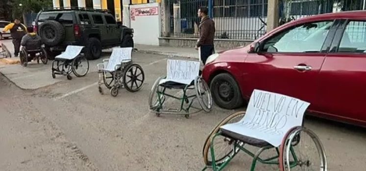 Colocaron sillas de ruedas en cajones de estacionamiento