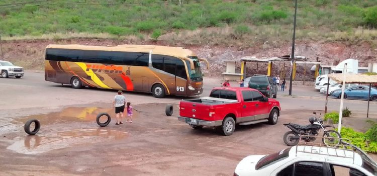 Bloquean carretera Internacional por ausencia de agua y luz en Guaymas