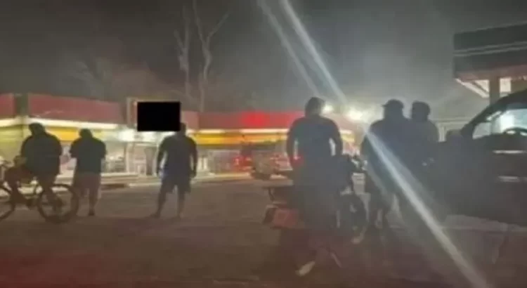 Hombres armados incendian tiendas en Guaymas