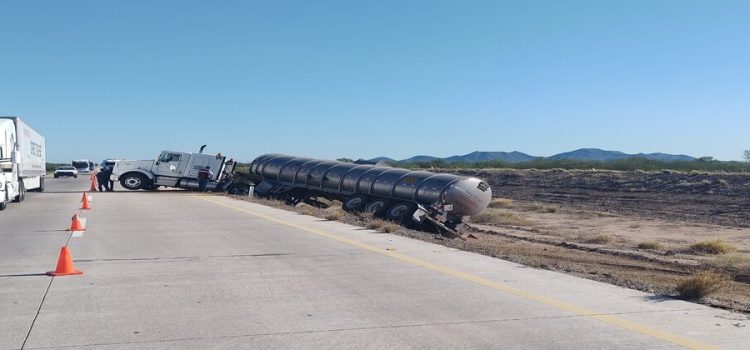 Se sale del camino pipa que transportaba 20 mil litros de gasolina sobre la carretera Hermosillo-Guaymas