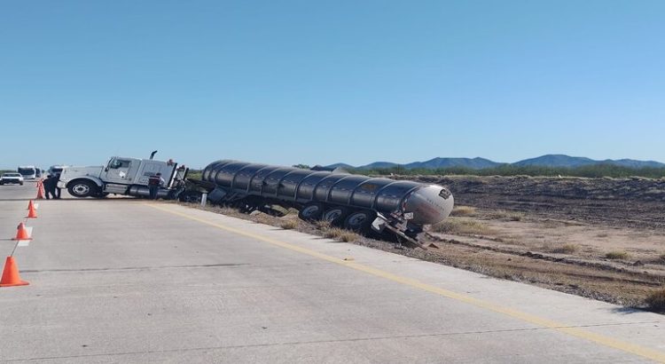 Se sale del camino pipa que transportaba 20 mil litros de gasolina sobre la carretera Hermosillo-Guaymas