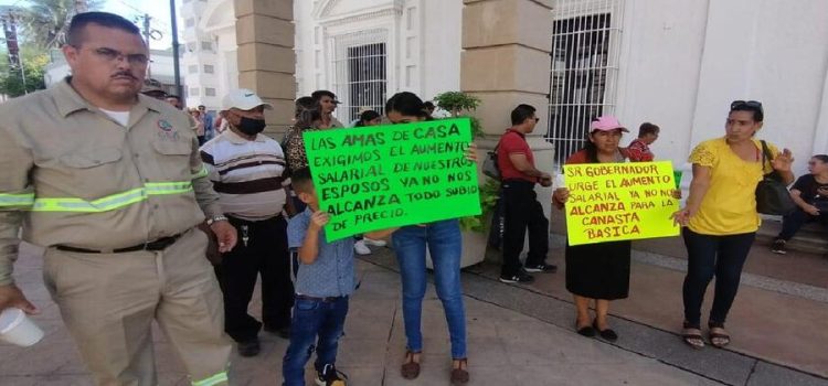 Esposas de trabajadores de la CEA en Guaymas exigen aumento salarial 2023