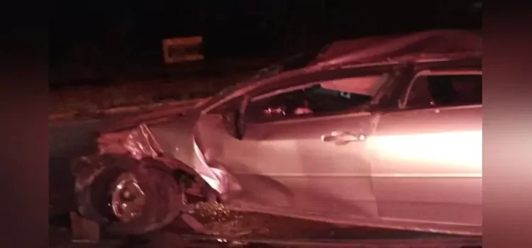 Mujer pierde el control de su automóvil se sale del camino y sufre volcadura en Guaymas