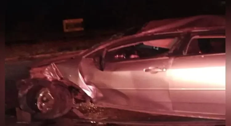Mujer pierde el control de su automóvil se sale del camino y sufre volcadura en Guaymas