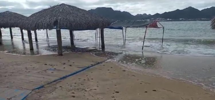 Aumenta el nivel de la marea en playa Miramar de Guaymas