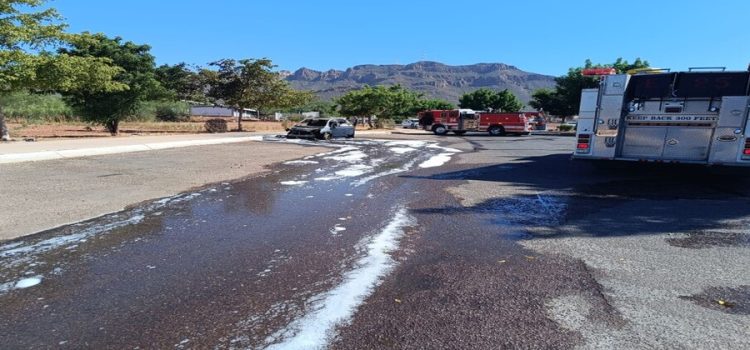 Se incendia vehículo en bulevar San Germán en Guaymas