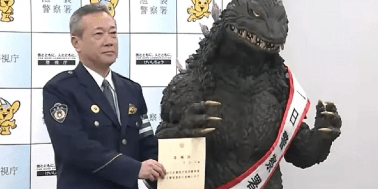 Nombran a Godzilla “Jefe de la policía por un día”