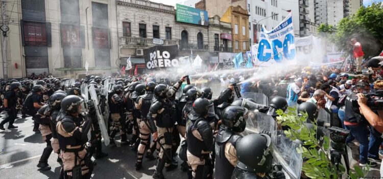 Violencia y represión en Buenos Aires durante protestas por la Ley Bases