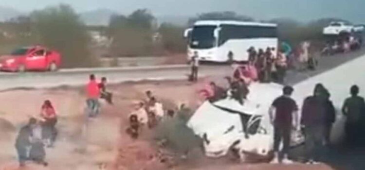 Tráiler pierde control y se accidenta con más de 130 migrantes en Sonora