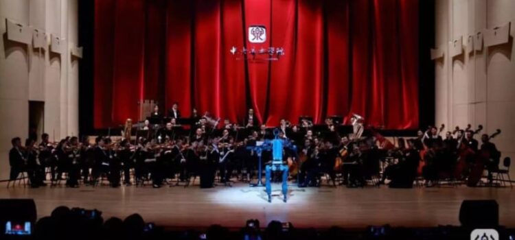 [VIDEO] Un robot actúa como director de orquesta y revoluciona la música clásica en Pekín