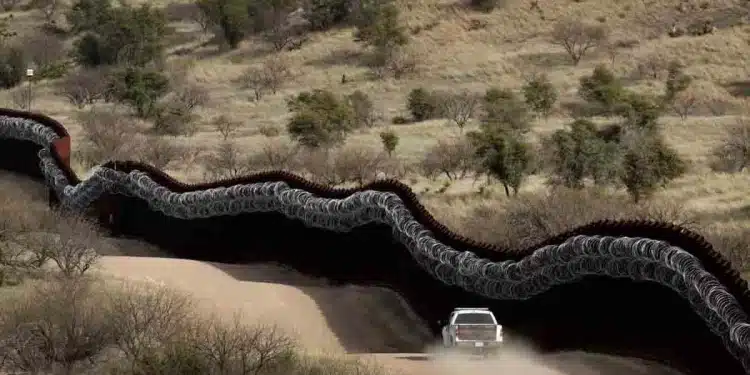 Trump insiste en ampliar el muro fronterizo con México