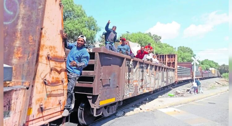 Rescatan a 27 migrantes en los patios de una empresa ferroviaria en Sonora